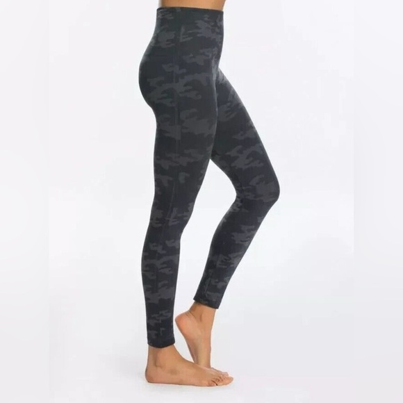 SPANX Look At Me Now Black Camo Seamless Cropped Leggings SZ L - Picture 1 of 5